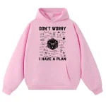Vêtement à capuche rose avec design de jeu de rôle D&D et citation inspirante "Don't Worry, I Have a Plan".