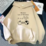 Sweat à capuche beige avec formule de la loi de la gravitation de Newton et icônes pomme et planète Terre, parfait pour les amateurs de science et de physique.