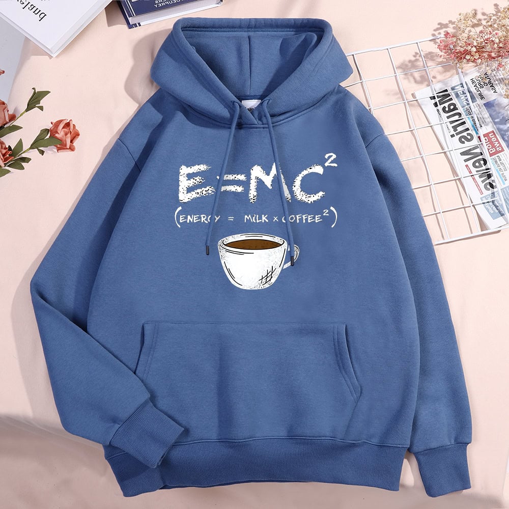 sweat-science-e-mc2-1 Sweat à capuche bleu avec une équation scientifique E=MC² et une tasse de café illustrée, parfait pour les amateurs de science et de style décontracté.