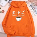 Vêtement à capuche orange avec formule E=MC² et tasse de café illustrée.
