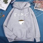 Équation E=MC² avec une tasse de café illustrée, symbole d'énergie et de science, sur un sweat à capuche gris.