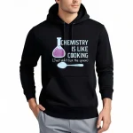 Sweat à capuche scientifique avec inscription "Chemistry is like cooking" et illustration de flacon de laboratoire et cuillère, parfait pour les amateurs de science.