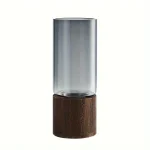 Vase en verre transparent avec socle en bois foncé, décoration moderne et élégante pour la maison ou le bureau.