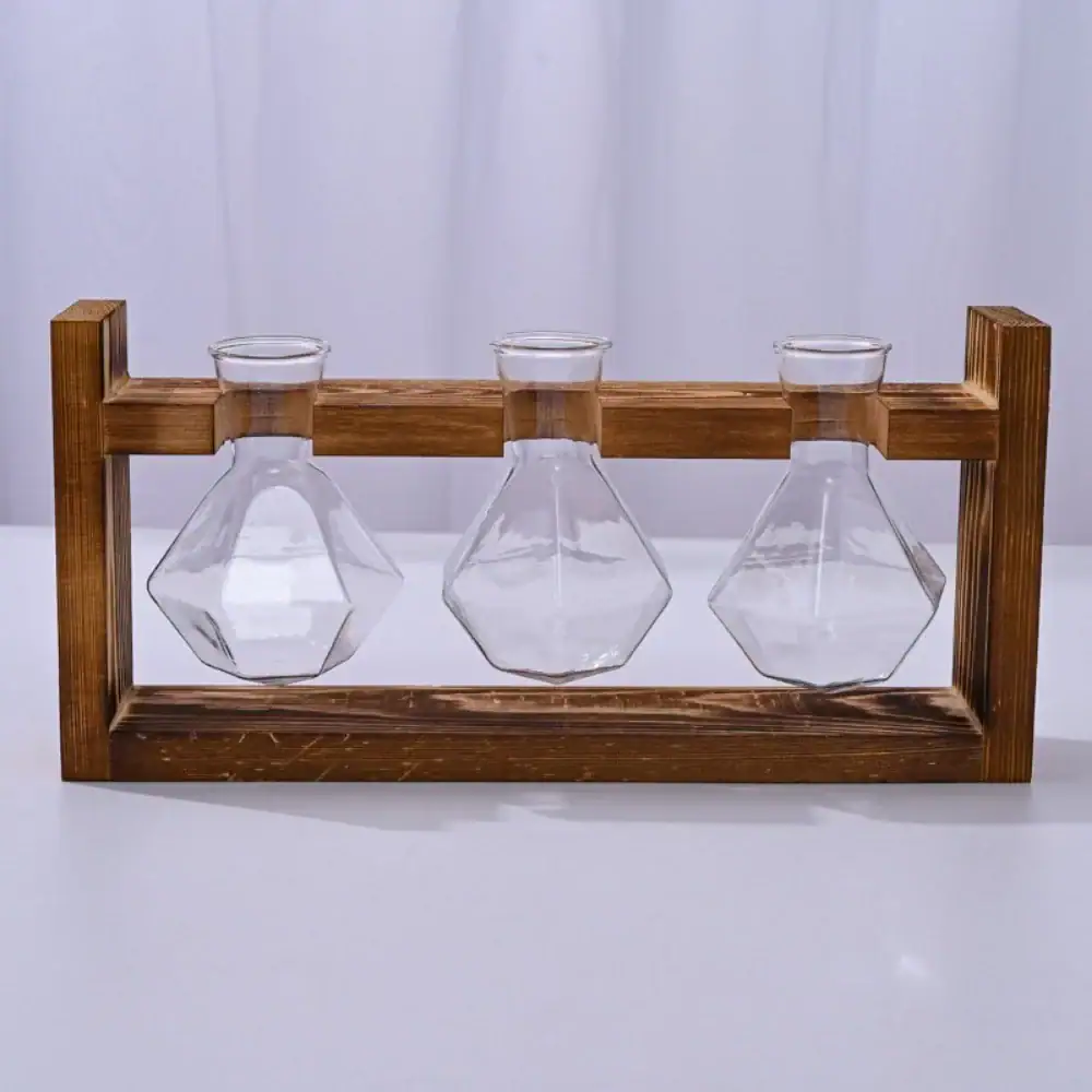 Bouteilles de laboratoire en verre avec support en bois pour expériences scientifiques ou décoration. Parfaites pour un usage éducatif ou décoratif dans un style industriel ou scientifique.