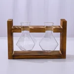Bouteilles de laboratoire en verre avec support en bois pour expériences scientifiques ou décoration. Parfaites pour un usage éducatif ou décoratif dans un style industriel ou scientifique.