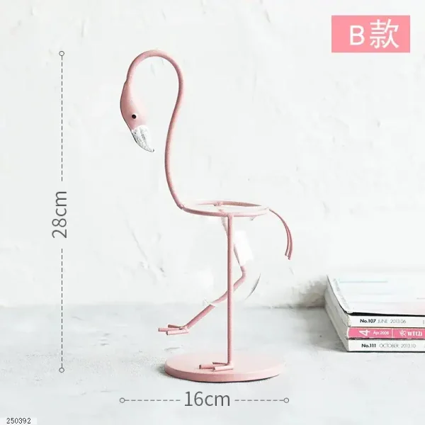 Flament rose décoratif en métal, hauteur 28cm, largeur 16cm, parfait pour la décoration intérieure ou comme objet de collection.