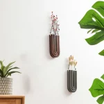 Deux vases muraux en bois avec plantes séchées, décoration moderne et naturelle pour intérieur.